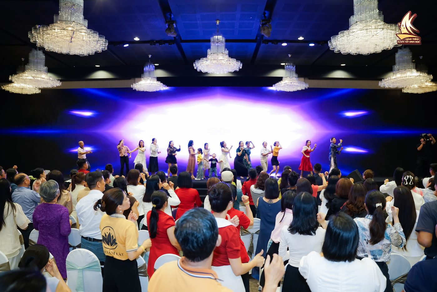 Giao lưu trên sân khấu Vinh Hoa 1